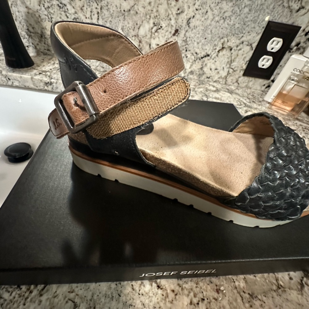 New Josef Seibel, Women’s Clea 16 Woven Leather Platform Sandal 2” Black/Tan 8 - Picture 5 of 12